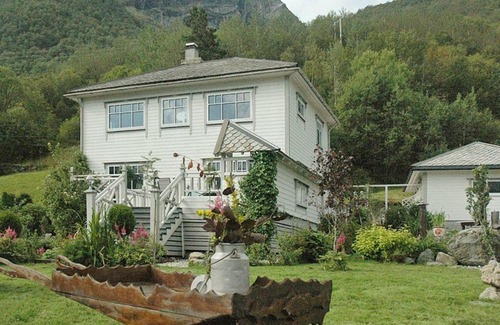 Vanylven House | Spacious Five-Bedroom Holiday Home in Syvde with Comforts