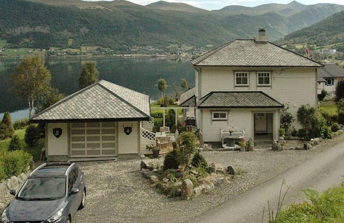 Vanylven House | Spacious Five-Bedroom Holiday Home in Syvde with Comforts
