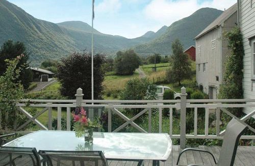 Vanylven House | Spacious Five-Bedroom Holiday Home in Syvde with Comforts
