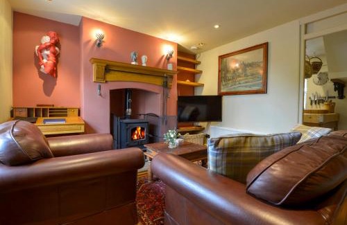 Buckland Monachorum House | Kid-Friendly Retreat at 11 The Village - 4-Star Comfort