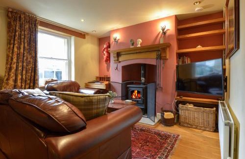 Buckland Monachorum House | Kid-Friendly Retreat at 11 The Village - 4-Star Comfort