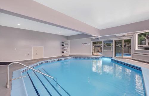Charlevoix House | Discover Relaxation at 110 Pointes North Inn - Pet Friendly
