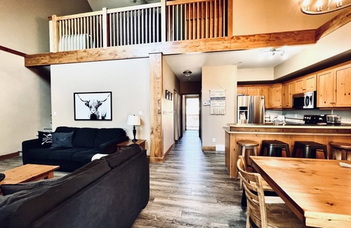 East Kootenay Condo | Updated Ski-In/Out Retreat with Hot Tub & Pet Friendly