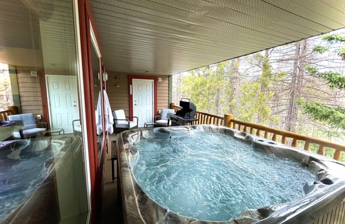 East Kootenay Condo | Updated Ski-In/Out Retreat with Hot Tub & Pet Friendly