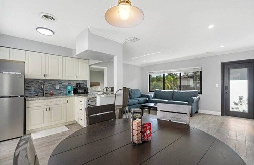 Nurmi Isles Apartment | Cozy 1 Bedroom on Water with Pool in Las Olas!