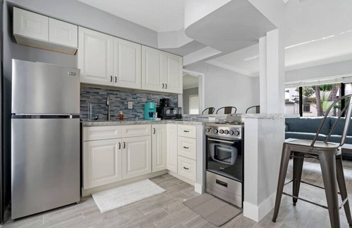 Nurmi Isles Apartment | Cozy 1 Bedroom on Water with Pool in Las Olas!