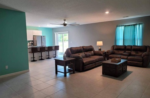 Kingsland House | Pet-Friendly 4 Bedroom Retreat with Top Guest Ratings!