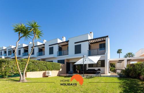 Cerro de Aguia House | Sea View Retreat with AC, Pool Access & Beautiful Garden