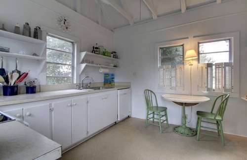 Sullivan's Island House | 1111 Middle Street by AvantStay | Historic Cottage with Ocean View