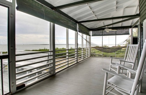 Sullivan's Island House | 1111 Middle Street by AvantStay | Historic Cottage with Ocean View