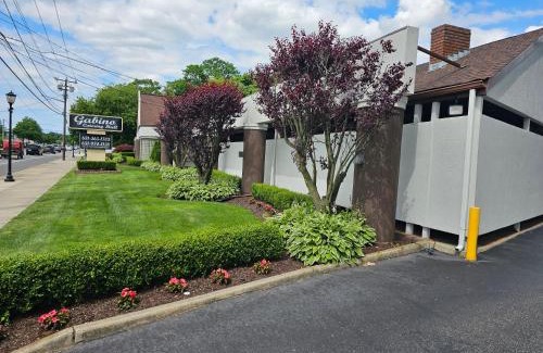 Medford Hotel | Attractive 112 Motel: Family-Friendly with Relaxing Hot Tub