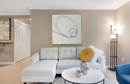 Northwest Bellevue Apartment | Modern Retreat Minutes From Downtown with Hot Tub Access