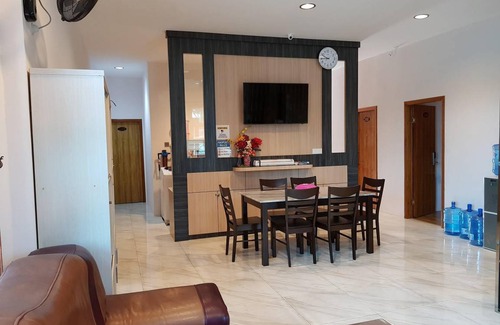 Labuan Bed & Breakfast | Cozy Bed and Breakfast for 5 with Kitchen Amenities