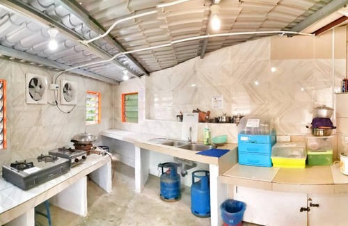 Labuan Bed & Breakfast | Cozy Bed and Breakfast for 5 with Kitchen Amenities