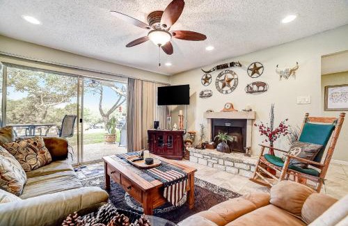 Canyon Lake Apartment | Pet-Friendly Retreat with Pool Near Parkview Drive
