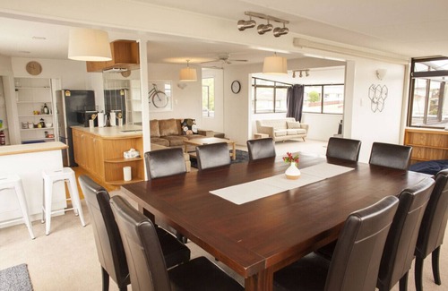 Richmond Heights House | Family-Friendly Retreat with Wi-Fi near the Lake