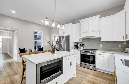 Crescent Hill House | Discover a 12 Bed Newly Renovated House for Your Stay