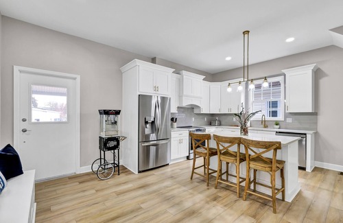 Crescent Hill House | Discover a 12 Bed Newly Renovated House for Your Stay