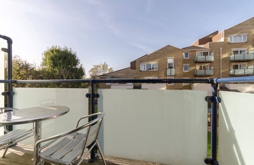 Wimbledon Apartment | Ideal Family Retreat: 12 Cascades - 1 Bedroom Apartment