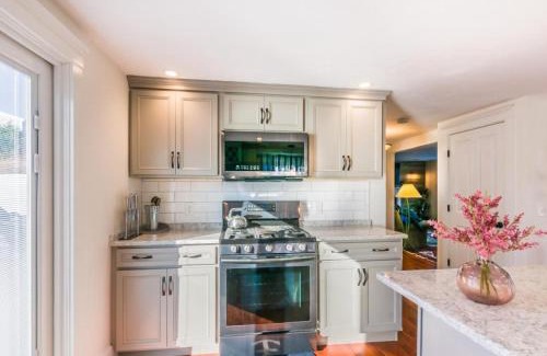 Sandwich House | Pet-Friendly Stay at 12 Feake Avenue, Cape Cod - 4 Stars