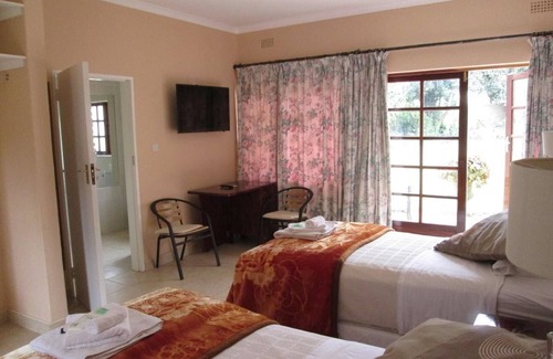 Harare House | Experience Comfort at 12 Fleetwood Lodge with Pool & Dining