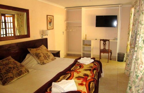 Harare House | Experience Comfort at 12 Fleetwood Lodge with Pool & Dining