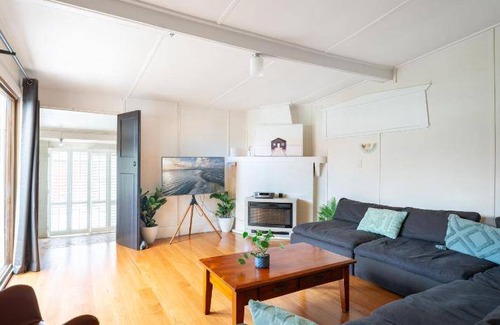 Bathurst House | Inviting 3-Bedroom House for Up to 6 Guests with Pool