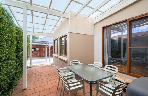 Bathurst House | Inviting 3-Bedroom House for Up to 6 Guests with Pool