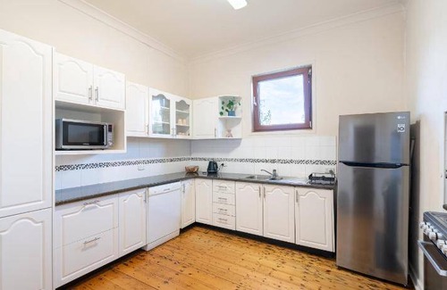 Bathurst House | Inviting 3-Bedroom House for Up to 6 Guests with Pool