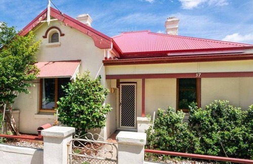 Bathurst House | Inviting 3-Bedroom House for Up to 6 Guests with Pool