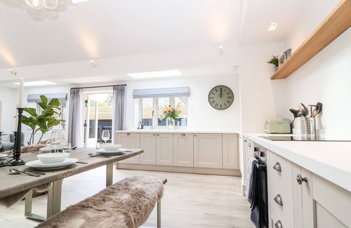 Kingham Cottage | Family-Friendly Retreat at 12 Manor Farm Close, Kingham