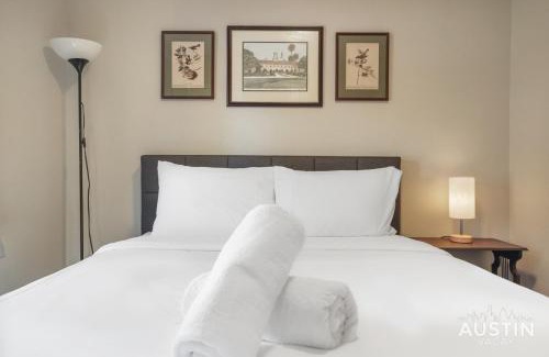 Franklin Park House | Convenient 4-Star Hotel with Backyard and Fire Pit