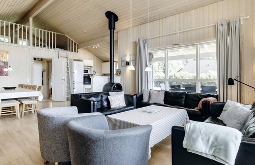 Egense House | Spacious Holiday Home for 12 in Scenic Storvorde