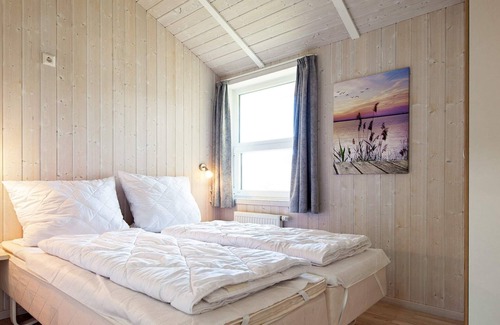 Lensterstrand House | Cozy 12-Person Holiday Home with Oceanfront Views in GROEMITZ