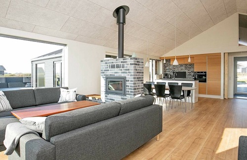 Nr. Lyngby House | Perfect 12-Person Holiday Home with Pool and Spa in Løkken