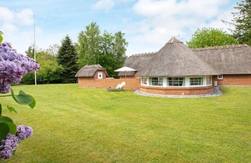 Marielyst House | Spacious 12-Person Holiday Home with Pool in Væggerløse