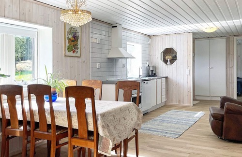Orust O House | Ideal 12-Person Holiday Home in Henån with Breakfast
