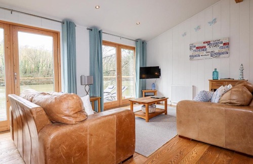 Looe House | Unmatched Comfort at 12 Water's Edge - Pet Friendly Retreat