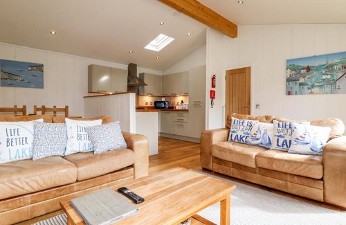 Looe House | Unmatched Comfort at 12 Water's Edge - Pet Friendly Retreat