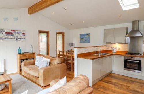 Looe House | Unmatched Comfort at 12 Water's Edge - Pet Friendly Retreat