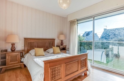 Carnac House | Spacious 4-Bedroom House for 8 Guests with Kitchen