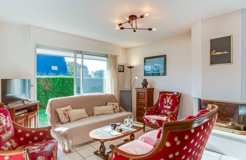 Carnac House | Spacious 4-Bedroom House for 8 Guests with Kitchen