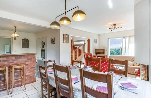 Carnac House | Spacious 4-Bedroom House for 8 Guests with Kitchen