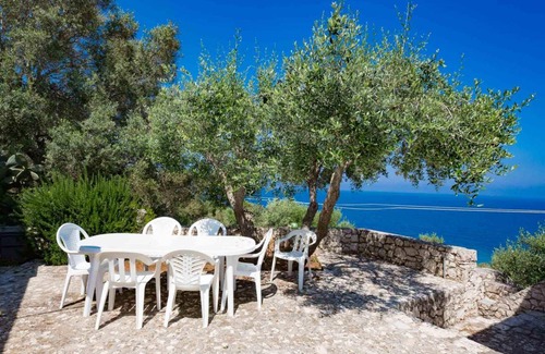 Marina di Andrano Villa | Spacious 4-Bedroom Villa for Up to 11 Guests