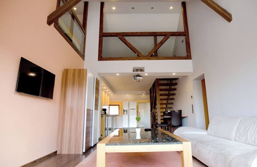 Ramsla Apartment | Discover Gallery Am Ettersberg: Pet-Friendly Retreat for 5