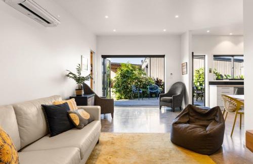 Wainui Apartment | 120m to Wainui Beach - Modern Coastal Unit