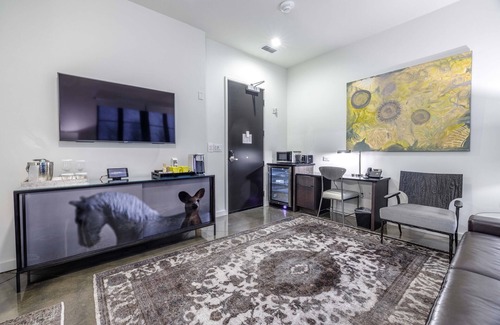 Midtown Hotel | Discover 121 Hotel by AvantStay | Modern Suite in Nashville