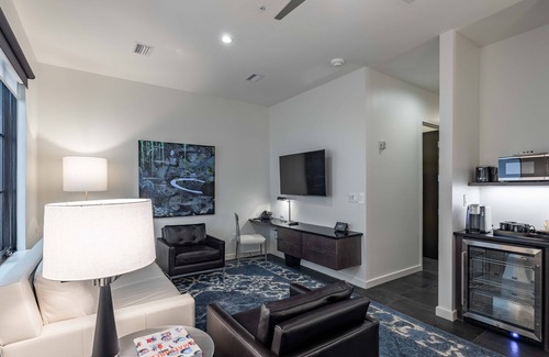 Midtown Hotel | Stylish 2 BDR Suite at 121 Hotel by AvantStay in Nashville