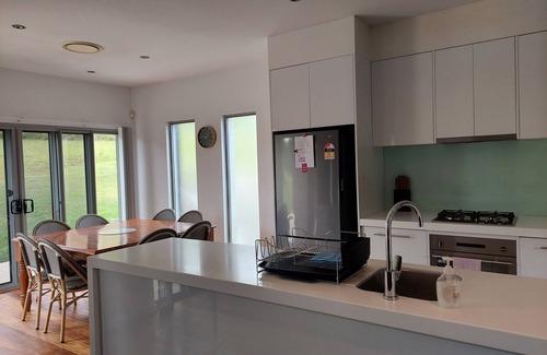 East Tamworth House | Family-Friendly 123 Fitzroy Townhouse with Scenic Views