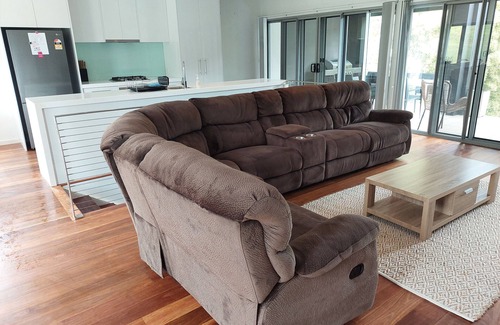 East Tamworth House | Family-Friendly 123 Fitzroy Townhouse with Scenic Views
